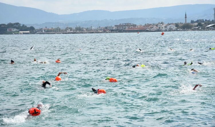 Kış ayında çocuklar için 'Hava soğuk, su soğuk, yürekler sıcak' sloganıyla kulaç attılar