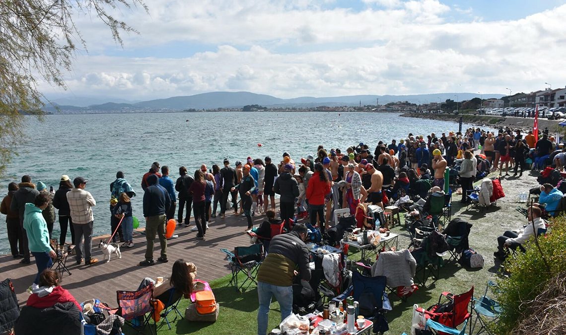 Kış ayında çocuklar için 'Hava soğuk, su soğuk, yürekler sıcak' sloganıyla kulaç attılar