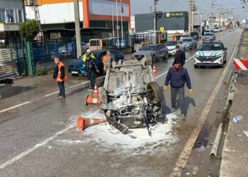 Kocaeli'de otomobil yan yola uçtu: 2 yaralı