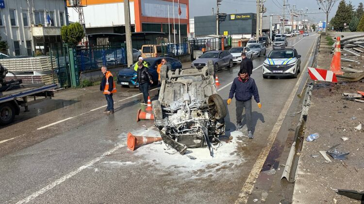 Kocaeli'de otomobil yan yola uçtu: 2 yaralı