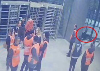 Kocaelispor-Beşiktaş maçında taraftarın tribünden düştüğü anlar kamerada