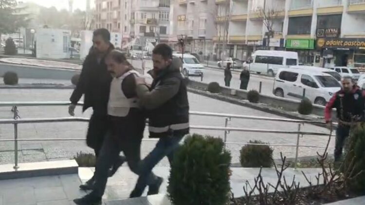 Komşusunu öldürüp 6 parçaya ayıran şüpheli adliyede