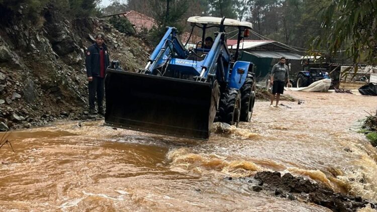 Köyceğiz'de sağanak; evleri su bastı, dereler taştı