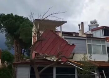Kuşadası'nda fırtına ve sağanak: Evlerin çatıları uçtu