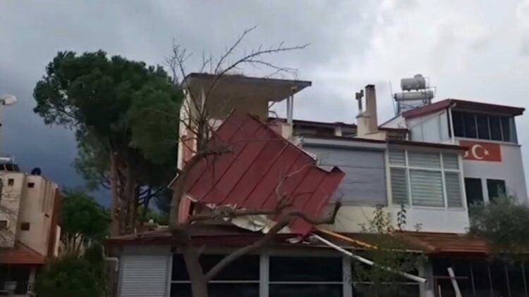 Kuşadası'nda fırtına ve sağanak: Evlerin çatıları uçtu