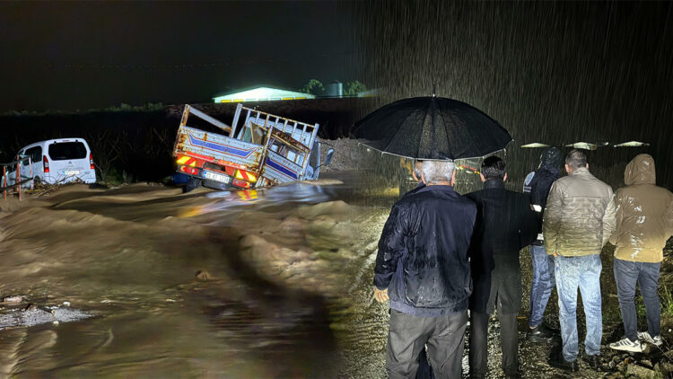 Karacaali Deresi'nde 2 araç suda mahsur kaldı