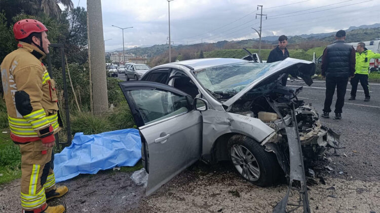 Manisa'da zincirleme kaza; 2 ölü, 4 yaralı