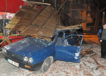 Manisa'da şiddetli rüzgar; 100’den fazla ağaç devrildi