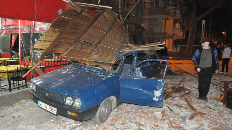 Manisa'da şiddetli rüzgar; 100’den fazla ağaç devrildi