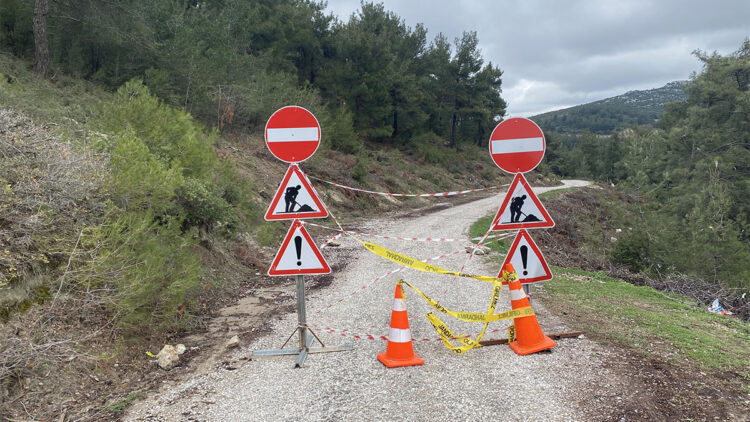 Sülüklü Göl yolunda toprak kayması