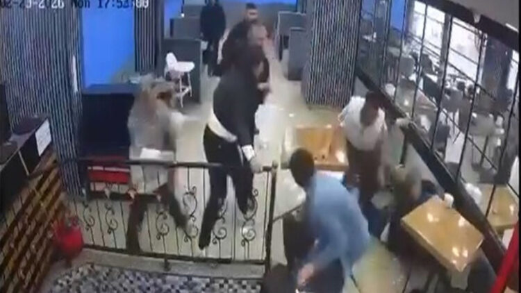 Masa ve sandalyelerle birbirlerine saldırdılar