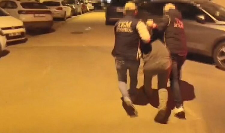 MİT ve Emniyetten ortak FETÖ operasyonu: 10 yıldır aranan şüpheli Üsküdar'da yakalandı