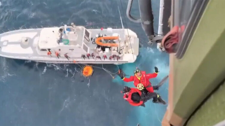 İzmir açıklarında batan göçmen botundaki 2 kişi kurtarıldı