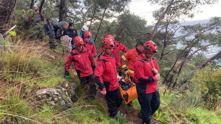 Muğla'da kayalıklardan düşen genç kurtarıldı