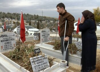 Malatya'da asrın felaketinin 3'üncü yıl dönümünde mezarlarda yoğunluk
