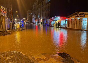 Malatya'da sağanak; iş yerlerini su bastı, taziye çadırı uçtu