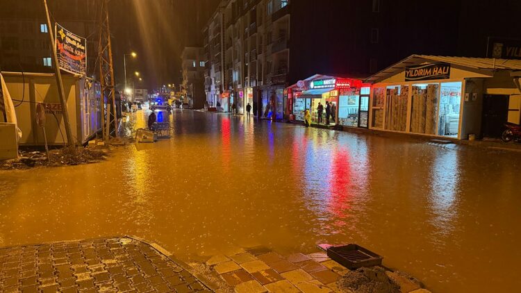 Malatya'da sağanak; iş yerlerini su bastı, taziye çadırı uçtu