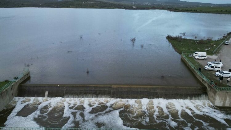 Manisa'da Bağyolu Barajı taştı, vatandaşlar su salımını izlemeye koştu