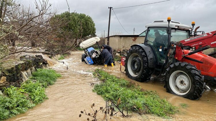 Manisa'da dereler taştı; tarım arazileri su altında kaldı