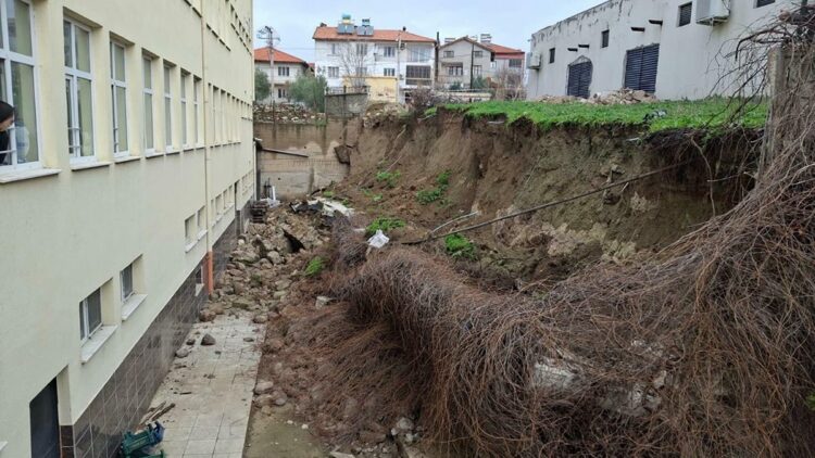 Manisa'da lisenin bahçesine istinat duvarı çöktü