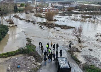Manisa'da sağanak sonrası dere taştı, yollar ve tarım alanları suyla doldu