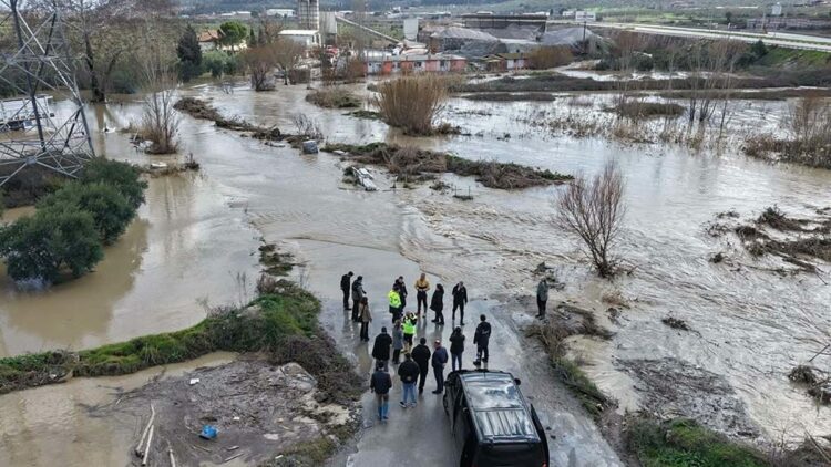 Manisa'da sağanak sonrası dere taştı, yollar ve tarım alanları suyla doldu