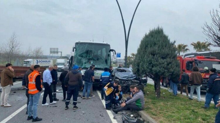 Manisa'da zincirleme kaza: 5 yaralı