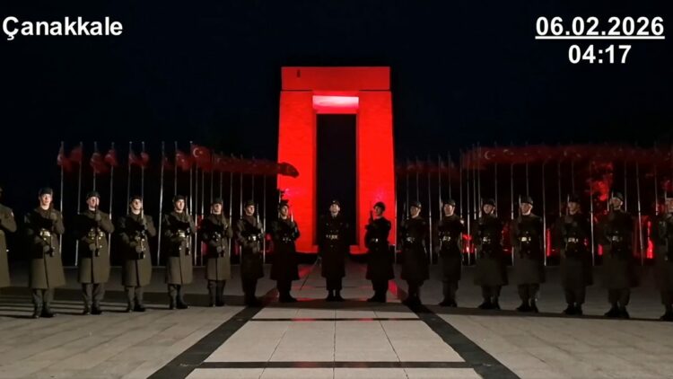 Mehmetçikten, 6 Şubat depremlerinde hayatını kaybedenler için saygı duruşu