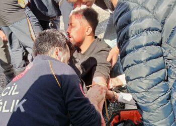 Muğla'da ambulans devrildi; paramedik yaralandı