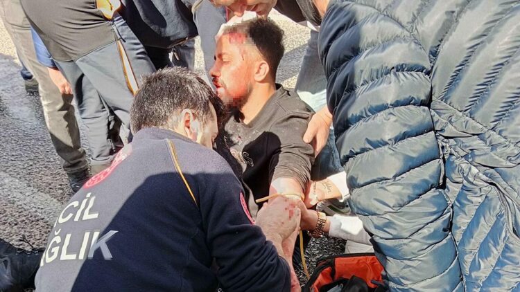 Muğla'da ambulans devrildi; paramedik yaralandı