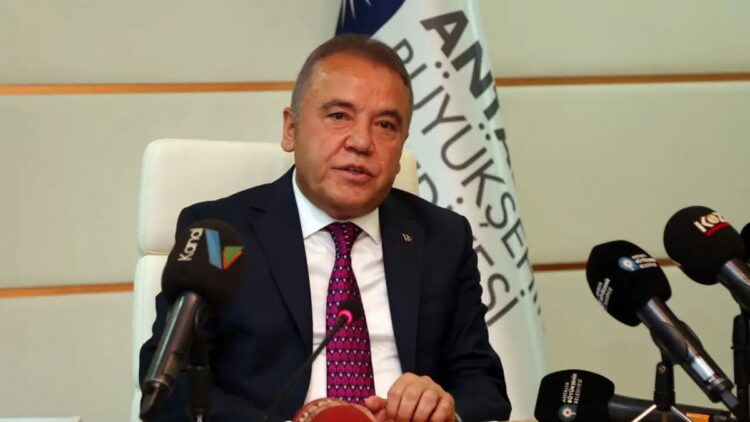 Muhittin Böcek 10'uncu kez hastaneye kaldırıldı; Durumu kritik!