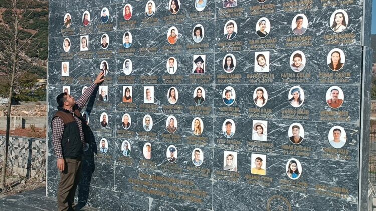 Muhtar, mahallesinde ölen 66 kişi için deprem anıtı yaptırdı