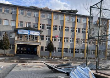 Muş'ta fırtına okulun çatısını uçurdu