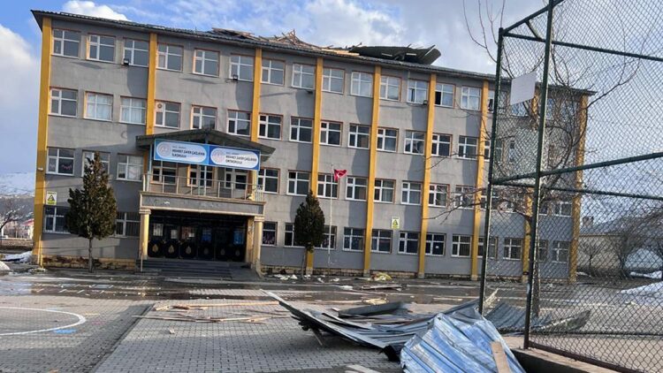 Muş'ta fırtına okulun çatısını uçurdu
