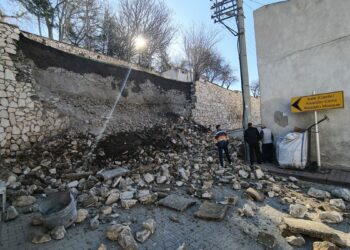 Niğde Kalesi'nin istinat duvarı çöktü