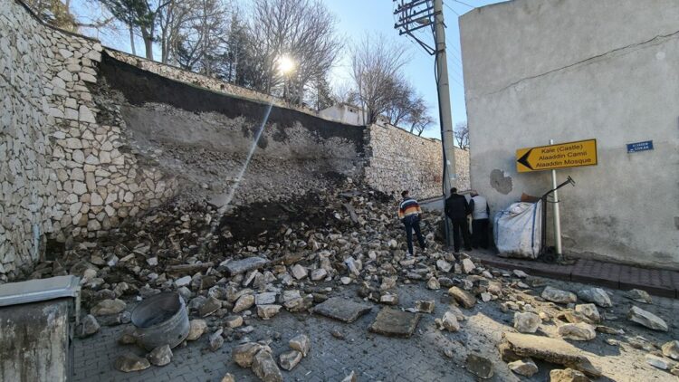 Niğde Kalesi'nin istinat duvarı çöktü