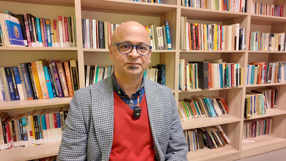 'Nihilist penguen'e kendi yalnızlığımızı yükledik'