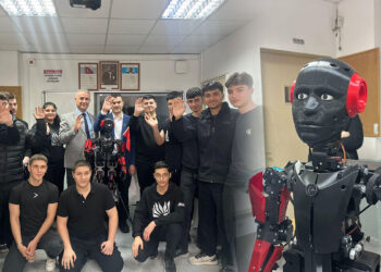Öğrencilerin geliştirdiği Altan robot, onlarla sohbet edip rehberlik yapıyor