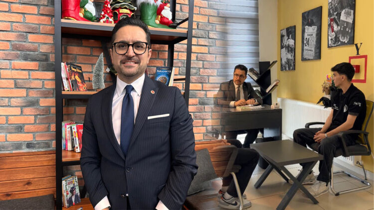 Okul müdürü makam odasını koridora taşıdı