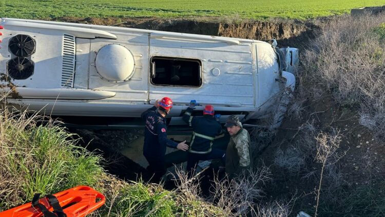 Öğrenci servisi dereye düştü: 2'si ağır 9 yaralı