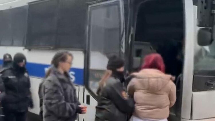 'OnlyFans'ta müstehcen içerik paylaşan şüpheliler adliyeye sevk edildi