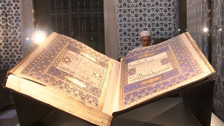 Osmanlı döneminin en büyük Mushafı, Topkapı Sarayı'nda ilk kez sergileniyor