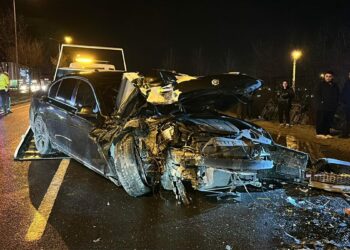 Otomobilin çarptığı özel halk otobüsü devrildi: 5 yaralı