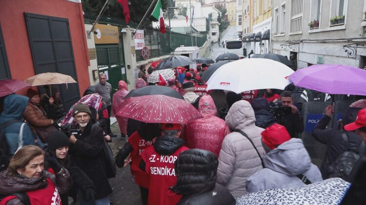 Özel İtalyan Lisesi'nde görev yapan 14 Türk öğretmenden grev kararı