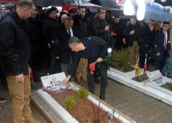 Özgür Özel, Kahramanmaraş'ta depremde ölenlerin mezarlarını ziyaret etti