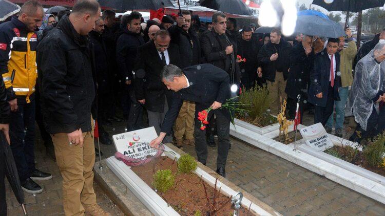 Özgür Özel, Kahramanmaraş'ta depremde ölenlerin mezarlarını ziyaret etti