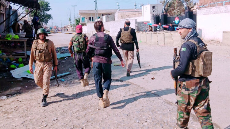 Pakistan'da bombalı saldırı: 12 ölü