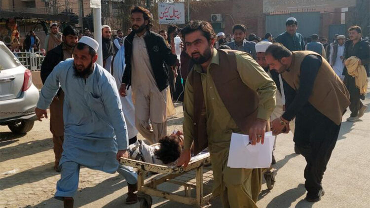 Pakistan'da motosiklete bağlı patlayıcılar infilak etti