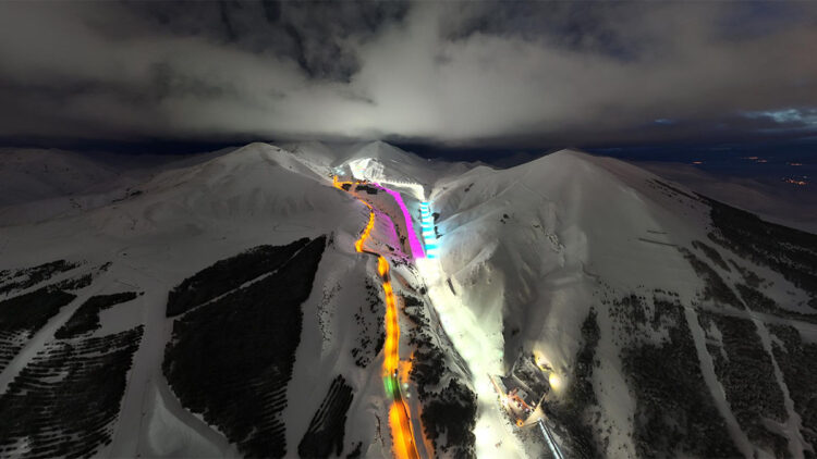 Palandöken’de rengarenk ışıklar altında kayak keyfi