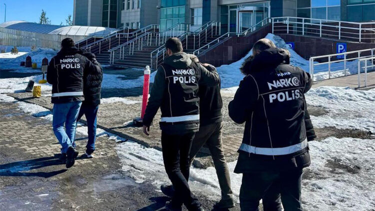 Kars'ta peçeteye emdirilmiş 1104 içimlik bonzai ele geçirildi